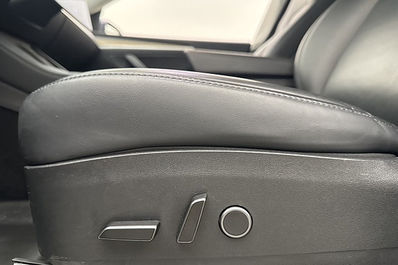 Tesla Model Y 10 of 30