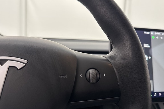 Tesla Model Y 14 of 30
