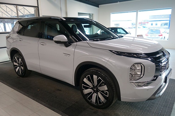 Mitsubishi Outlander 2 of 5