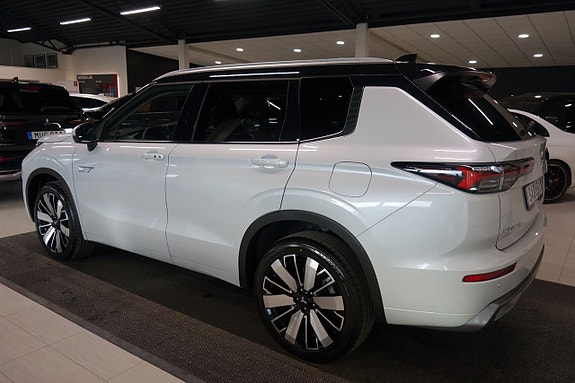 Mitsubishi Outlander 3 of 5
