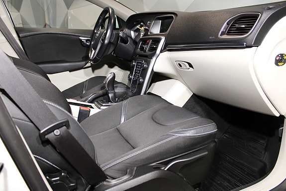 Volvo V40 12 of 24