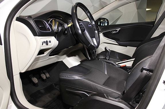 Volvo V40 11 of 24