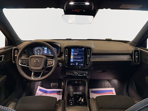 Volvo XC40 8 of 12