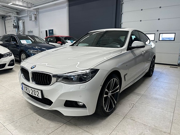 BMW 330i 4 of 5