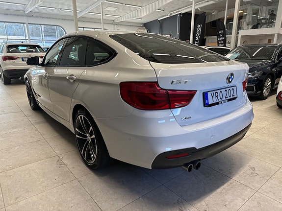 BMW 330i 5 of 5