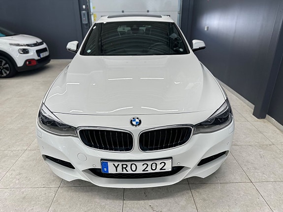 BMW 330i 3 of 5
