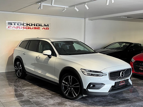 Volvo V60 Cross Country 2 of 5