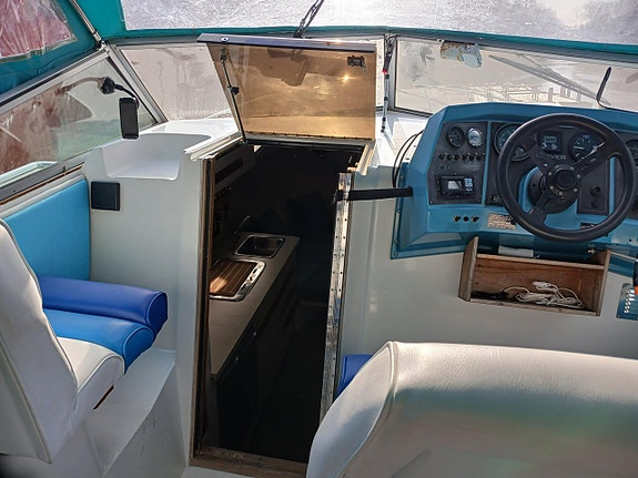Carver Montego 28 Mid Cabin 1990 8 of 15