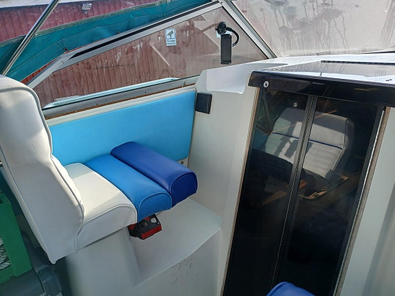 Carver Montego 28 Mid Cabin 1990 7 of 15