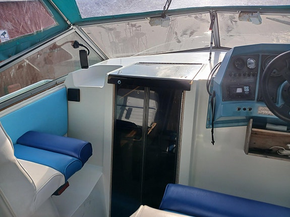 Carver Montego 28 Mid Cabin 1990 14 of 15