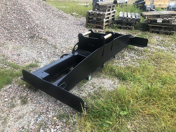 Planeringsbalk med skärstål för grävmaskin