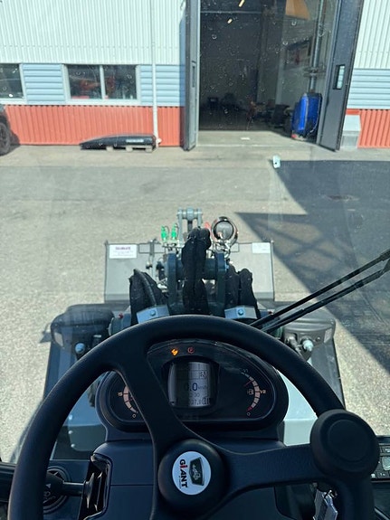 GIANT G2700 HD+ xtra hjullastare 3 of 7