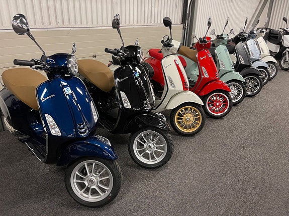 Vespa Primavera " NY " 2 of 4