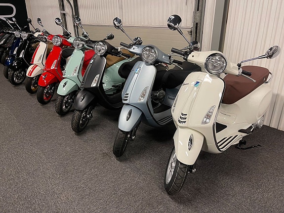 Vespa Primavera " NY " 3 of 4