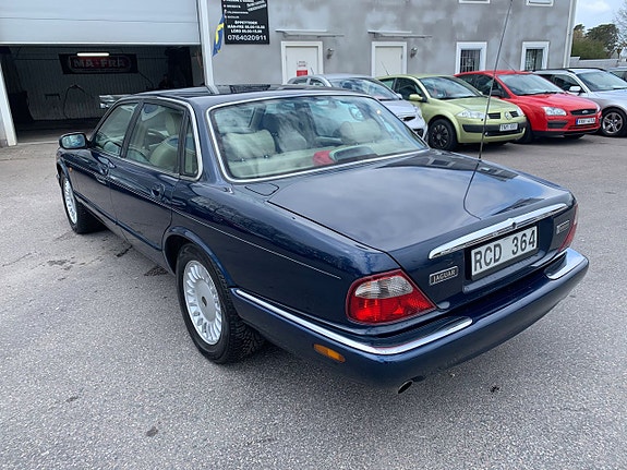 Jaguar XJ 4 of 14