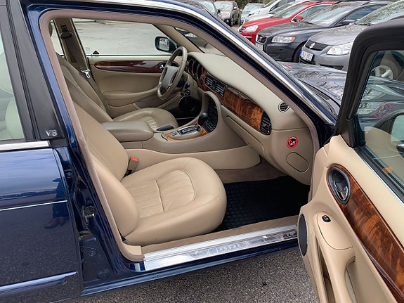 Jaguar XJ 7 of 14
