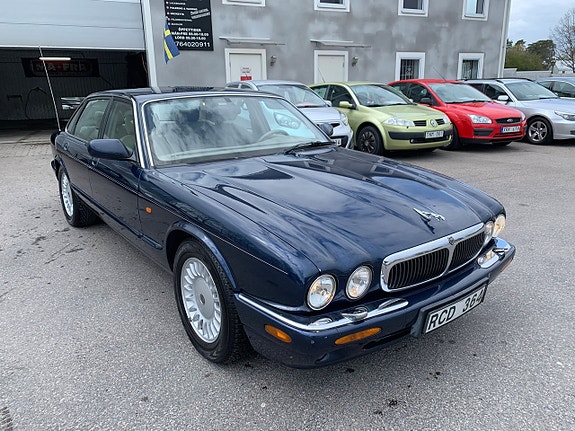 Jaguar XJ 2 of 14