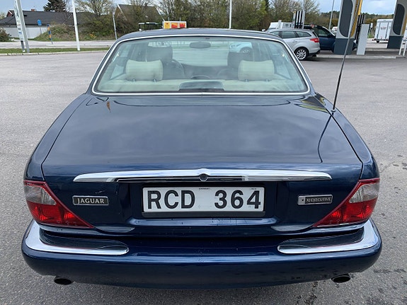 Jaguar XJ 12 of 14