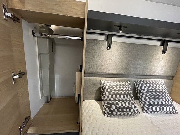 Adria Astella 644 DP / ALDE / Lyxvagn / Dubbelsäng / Ugn / Micro 15 of 26