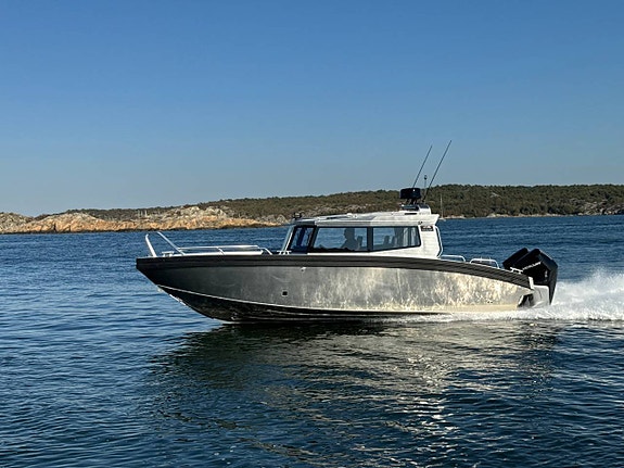 UMS 865 - hyttbåt med en/två motorer , öppet/stängt fördäck