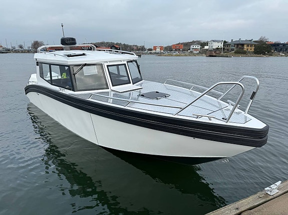 UMS 865 - hyttbåt med en/två motorer , öppet/stängt fördäck 9 of 12