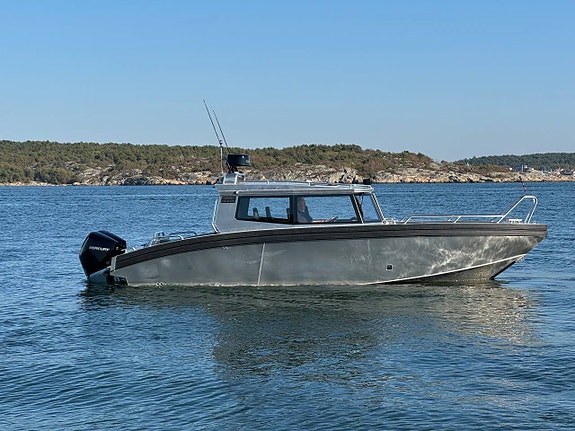 UMS 865 - hyttbåt med en/två motorer , öppet/stängt fördäck 2 of 12