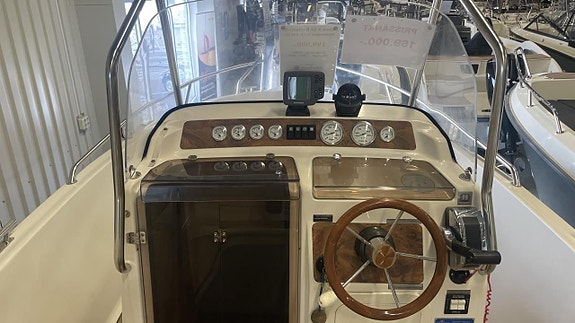 Uttern S64 Exclusive med Mercruiser 4,3 L -02 4 of 7