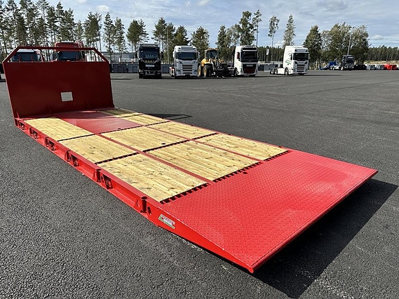 Hakarps - 7m Maskinflak med omvänd ramp och stegar i flaket 3 of 6