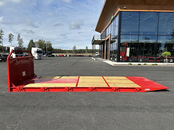 Hakarps - 7m Maskinflak med omvänd ramp och stegar i flaket 2 of 6