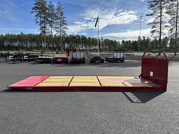 Hakarps - 7m Maskinflak med omvänd ramp och stegar i flaket 5 of 6