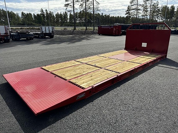 Hakarps - 7m Maskinflak med omvänd ramp och stegar i flaket 4 of 6