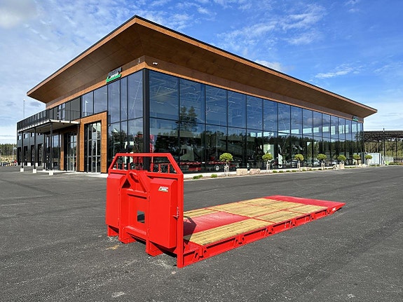 Hakarps - 7m Maskinflak med omvänd ramp och stegar i flaket