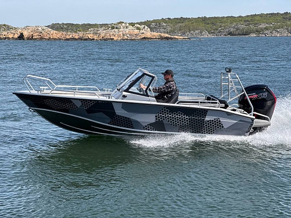 UMS 545DC med Mercury 80hk - VÄRSTINGALUBÅT I LITET FORMAT