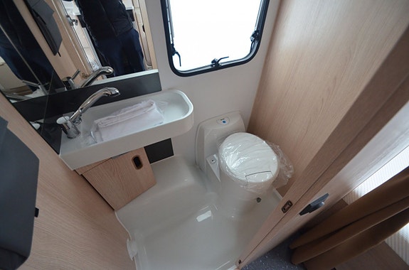 Adria Aviva 422 PY 9 of 11