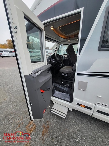 Kabe Imperial Travel Master Intergrated 810 Tandem LQB Queenbed 19 of 21