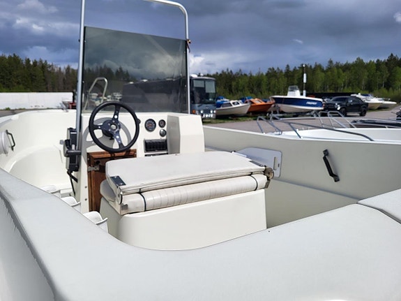 Lami 570 stor mitt styrpulpet  höga fribord   räntefritt 3 of 4
