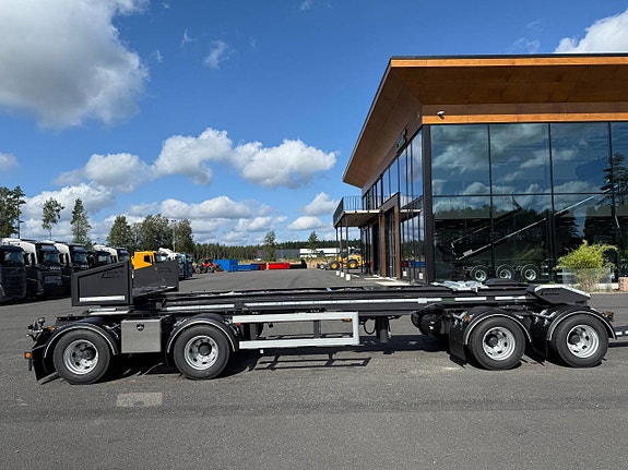 Hakarps - 38 tons LVX vagn med tipp, skjut boggie och flak 2 of 12