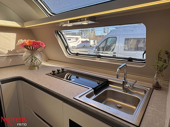 Adria ADORA 613 HT - Kampanjpris på en premiumvagn med långbäddar 4 of 16