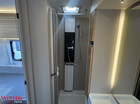 Adria ADORA 613 HT - Kampanjpris på en premiumvagn med långbäddar 12 of 16