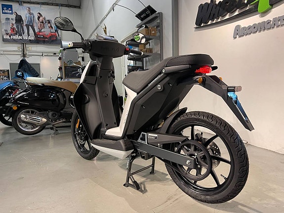 -- Torrot Elmoped Muvi 3 of 4