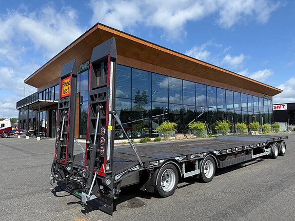 Hakarps - 4 axlad 38 tons maskinvagn med hydrauliska ramper