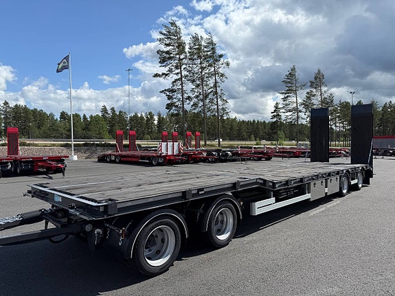 Hakarps - 4 axlad 38 tons maskinvagn med hydrauliska ramper 4 of 12