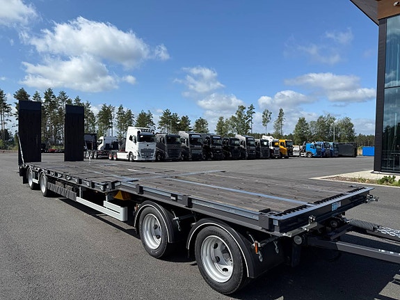 Hakarps - 4 axlad 38 tons maskinvagn med hydrauliska ramper 3 of 12