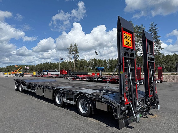 Hakarps - 4 axlad 38 tons maskinvagn med hydrauliska ramper 6 of 12