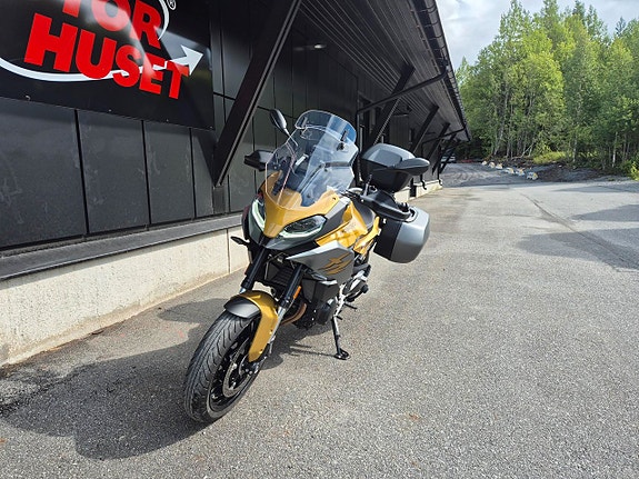 BMW F 900 XR -20 2 of 9