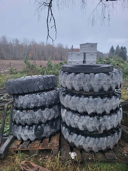 Däck på fälg till hjulgrävare