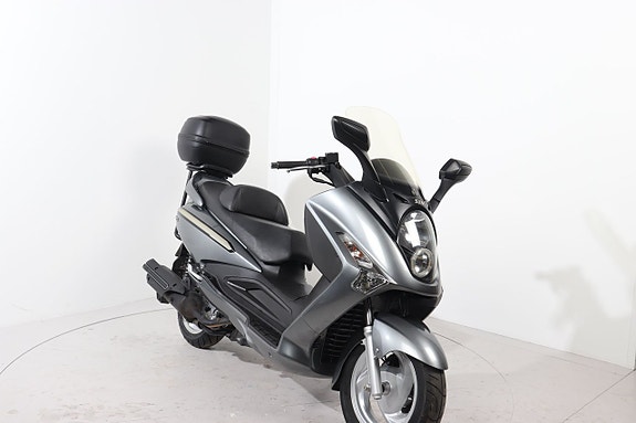 SYM GTS250i 2 of 5