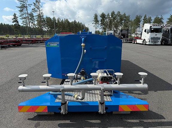 Hakarps - 12,5m3 Vattentank i stål med pump + spridareramp 4 of 5