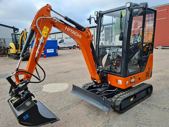NY  HITACHI ZX19-6 2ton TILT & 3st SKOPOR  324.000:- + moms