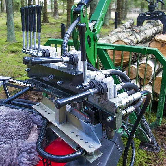 -- Skogsvagn ATV 2 ton Kran 3,6 m/Drivning/Vinsch & elstart. 4 of 10